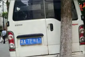 高手在民间！长沙某小区现车神 车停两棵树中间图片