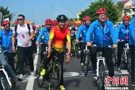 18支顶级车队角逐“世巡赛·环广西”北海赛段图片