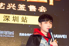 宠溺！张艺兴深圳签售教粉丝跳《SHEEP》图片