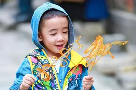 小小春有偶像包袱了！为“形象”拿着糖忍住不吃图片