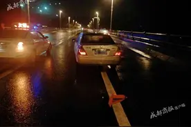 绵阳女子深夜在桥上晃悠路人报警，几分钟后被撞身亡图片