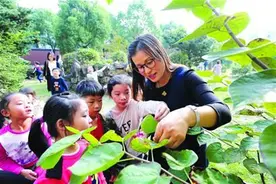玩蚯蚓 抓蜗牛 种土豆 小学一年级科学课充满挑战图片