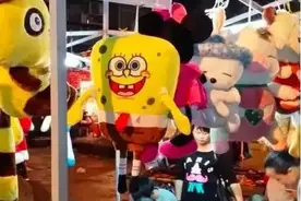 揭秘路边摊从1写到500就免费送娃娃的骗局图片