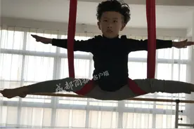 世界最小瑜伽教练孙楚洋走红网络 7岁男孩的故事却让人心酸图片