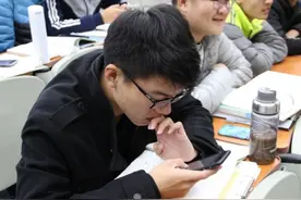 「玩手机，开弹幕」上课怎么能这样？东大老师花式上课引爆课堂！图片