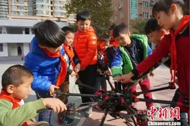 无人机科普进校园 郑州小学生乐享飞行“盛宴”图片