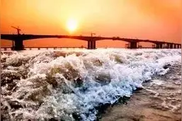 潮水凶猛，观潮注意安全图片