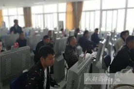 成都网约车考试进行实测 首批网约车驾驶员证发出图片