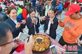 （图稿）湖北五峰上演土家传统婚礼  “新人”跨火盆拜天地（8幅）图片