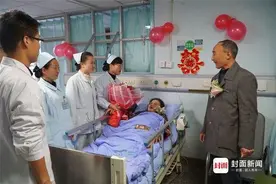 病房变婚房！63岁新娘骨折住院，医生护士为她在病房办婚礼图片