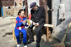 12岁的孩子坚强而温暖 在逆境中她始终微笑图片