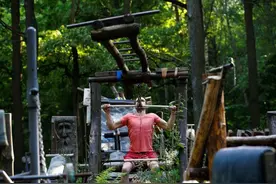 森林里自制健身房 他们用轮胎练肌肉图片