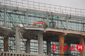 南京“最牛挖掘机”爬上5楼顶上作业图片