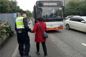 婆婆手袋遗落公交车 巡逻民警“追车”十分钟找回图片