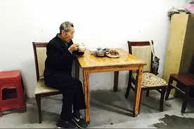 阿尔茨海默症老人连续五月到医院寻找亡妻，护士配合每天陪找图片