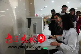 长见识了！ “中医机器人”也可以号脉测体质啦！图片