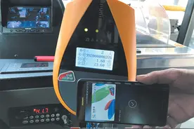 玉林“刷”手机也能乘公交了图片