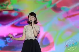 卓依婷献唱南岳星空节 现场演唱多首经典老歌引集体怀旧图片