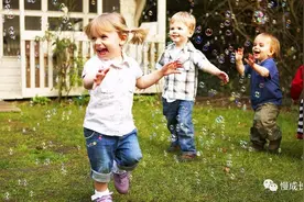 关于玩具的真相：买的那些孩子不玩，就爱玩纸巾、塑料袋、纸盒子？图片