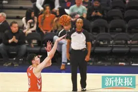 罚篮空接拿下3分 周琦的NBA生涯终于开张了图片
