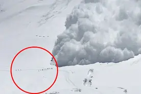 镜头记录8名登山者被雪崩吞没瞬间 全员奇迹幸存图片