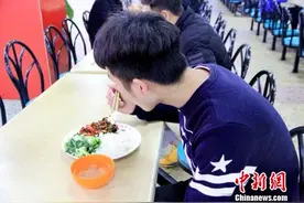 湖南一高校食堂推2元温暖餐 8年温暖1200余名贫困学子图片