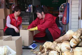 村民致富：从濒临倒闭的杂货铺到顾客盈门的电商小店图片