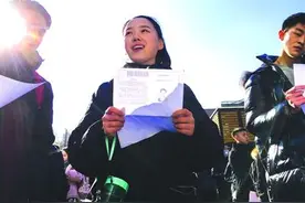 考生妆太浓需卸妆再进上戏考场 热门专业招录比高达245:1图片