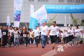 万盛“全民健身挑战日”总决赛落幕 上千市民争夺“挑战王”图片