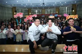 高晓攀携《兄弟别闹》现身成都与大学生互动图片
