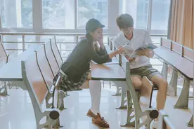 教你几个小妙招 在校园里拍出高逼格情侣照图片