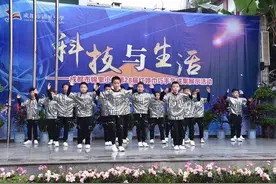 用勺子做成台灯 小学生展示“巧手”图片