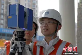 天津滨海新区在建第一高楼完美“加冕”(图)图片