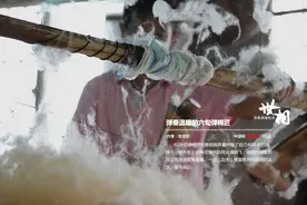 弹奏温暖的六旬弹棉匠图片