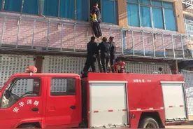 危急！女孩爬上窗台找妈妈 民警赶紧调来消防车图片