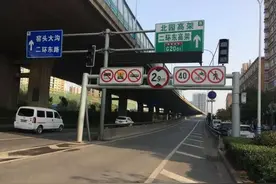 北园高架5处匝道口设闯红灯抓拍！桥上拥堵时绿灯变红灯，闯红灯罚款200扣6分图片