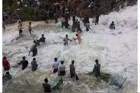 水库放水农村人这样捕鱼太疯狂！没想到鱼护也这么大图片