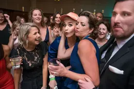 水果姐Katy Perry惊喜现身随机婚礼派对 与新人共舞气氛超High图片