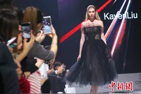 三位国内新晋超模同台亮相南京 俏皮演绎主题时装秀图片