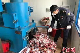 中国北疆公开销毁27批次进境俄香肠制品图片