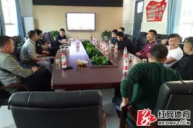 湖南少儿篮球最高水准！长沙YBL篮球赛双十一跳球图片