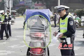 提醒：摩托车电动车擅自加装“遮阳伞”属违规图片