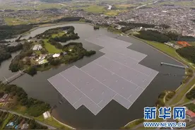 日本建成本国最大水上太阳能发电站图片