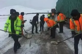 路面积雪结冰 109国道唐古拉山段大堵车图片