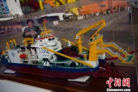 巨型自航绞吸船“天鲲号”下水 中国疏浚再添“重器”图片