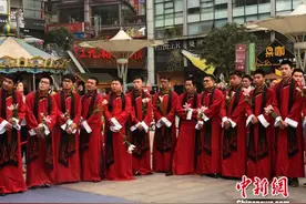 重庆火锅始祖铜像揭幕 火锅迷排长队献花图片