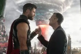 在《雷神3：诸神黄昏》中“锤哥”为什么剪了短头发？图片