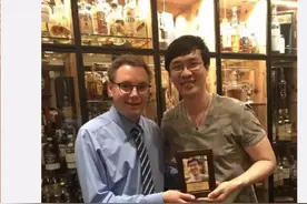 7万元一杯！中国最有钱作家在瑞士喝的百年老酒，竟是假的图片