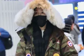 娄艺潇恋情曝光赶早班机躲狗仔 全副武装仍被认出耐心签名图片