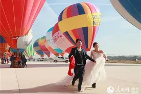 百对新人在武汉举办热气球空中婚礼 创大世界基尼斯纪录图片